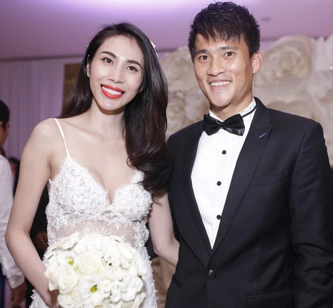 Công Vinh hôn Thủy Tiên trong lễ thành hôn