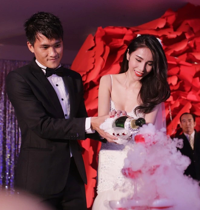 Công Vinh hôn Thủy Tiên trong lễ thành hôn