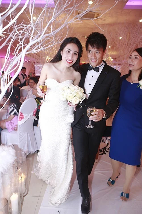 Công Vinh hôn Thủy Tiên trong lễ thành hôn