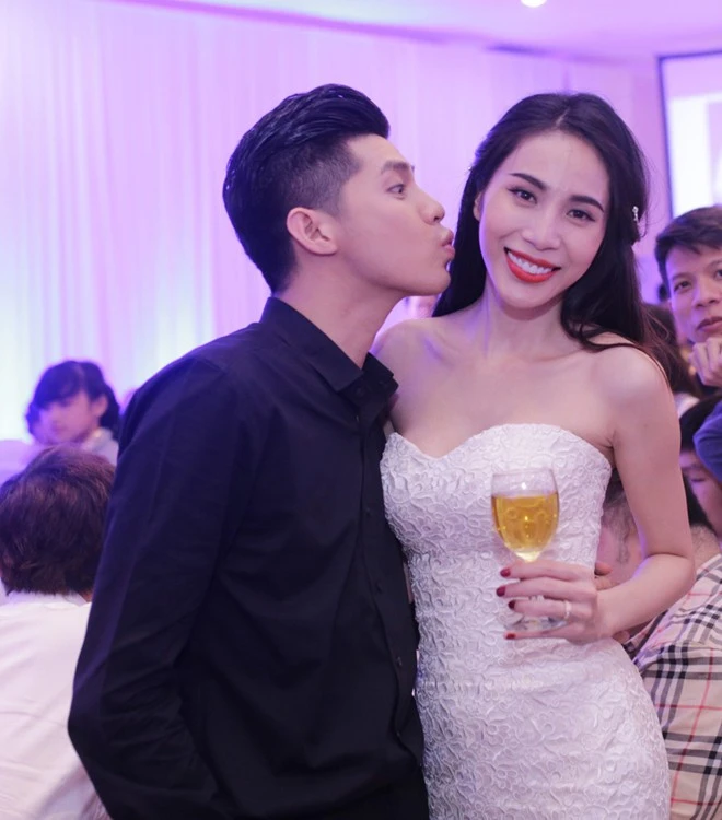 Công Vinh hôn Thủy Tiên trong lễ thành hôn