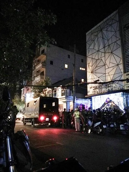 Cảnh sát bao vây để kiểm tra vũ trường 02 Gold Club vào rạng sáng 28/12