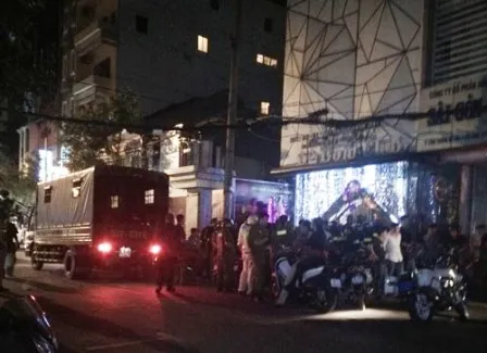 Một số người được đưa lên xe về trụ sở công an