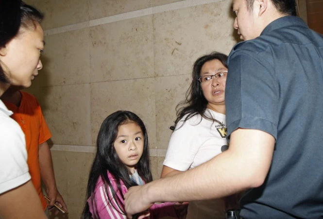 Người thân của hành khách chuyến bay QZ 8501 có mặt tại sân bay Changi Airport (Singapore) để chờ đợi tin tức của người thân - Ảnh: Reuters