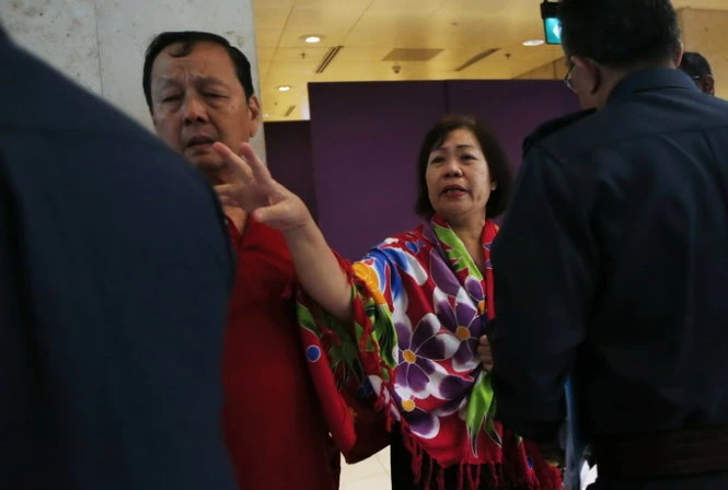 Người thân của hành khách chuyến bay QZ 8501 có mặt tại sân bay Changi Airport (Singapore) để chờ đợi tin tức - Ảnh: Reuters