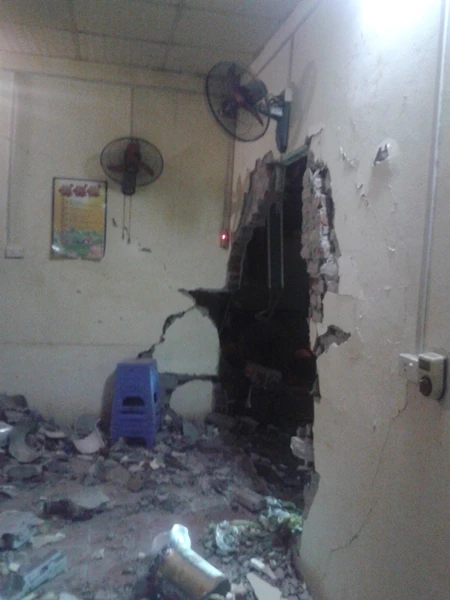 Bức tường nhà văn hóa bị sập một mảng rộng sau cú tông của chiếc xế hộp