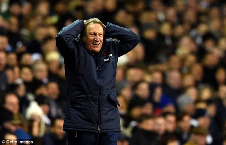 Neil Warnock trở thành HLV đầu tiên bị sa thải ở Premier League