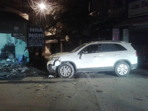 Hiện trường vụ tai nạn. Chiếc xế hộp sau khi tông vào ngôi nhà đã được tài xế lùi xe ra