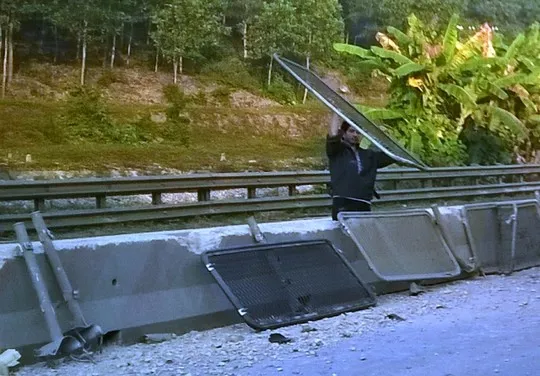 Biển chống lóa trên giải phân cách bị chiếc xe san phẳng