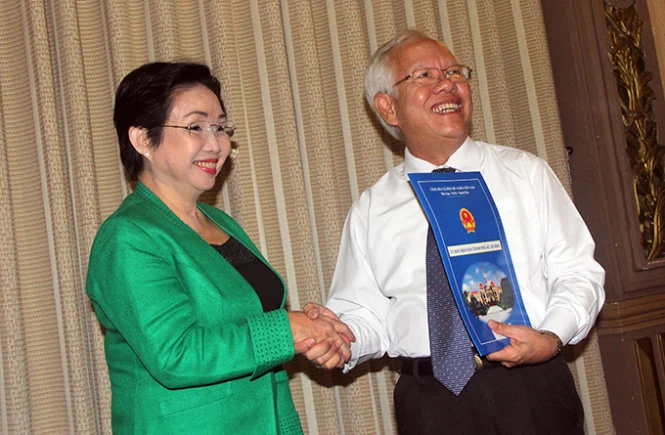 Chủ tịch UBND TP Lê Hoàng Quân trao quyết định nghỉ hưu theo chế độ cho phó giáo sư-tiến sĩ Trương Thị Hiền - Ảnh: Quang Khải