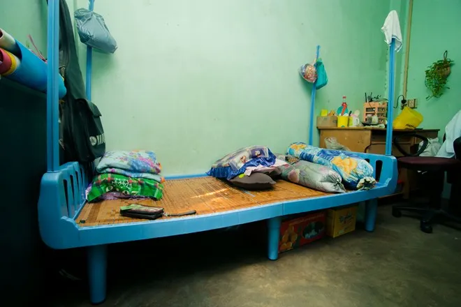 Chiếc giường sắt nơi bà nghỉ ngơi mỗi đêm.