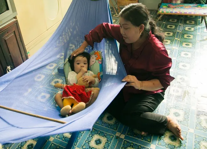 Bà nhận giữ thêm đứa cháu hàng xóm để thêm thu nhập.
