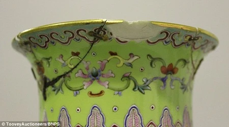 Vì phần miệng bình đã bị sứt mẻ nhiều nên mức giá dừng lại ở 634.000 bảng.