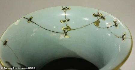 Nếu không vì phần miệng bình bị sứt mẻ quá nhiều, hẳn giá của chiếc bình còn lên cao hơn nữa.