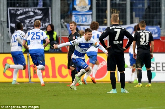 Đội bóng Đức ‘trốn chạy’ 400 cô người mẫu ảnh 2