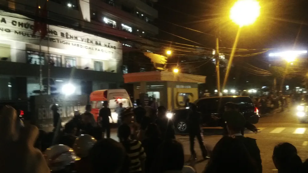 Hình ảnh người dân đón ông Nguyễn Bá Thanh tại bệnh viện ảnh 2