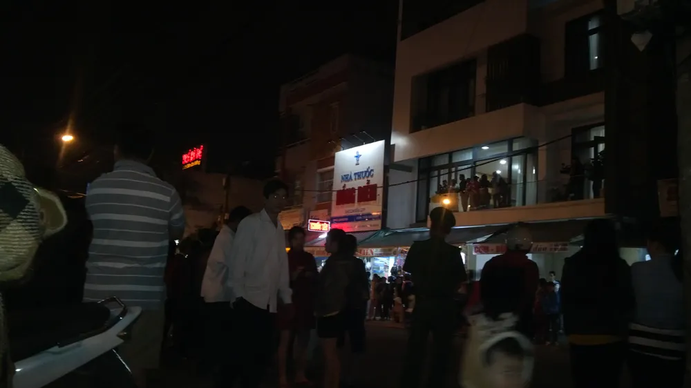 Hình ảnh người dân đón ông Nguyễn Bá Thanh tại bệnh viện ảnh 4