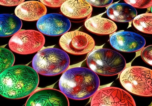 Dành khoảng 2 giờ đồng hồ ở chợ Otavalo, Ecuador, du khách có thể lang thang khám phá và mua về những món đồ thủ công vừa đẹp tinh xảo lại đủ nhỏ gọn để làm quà. 17-4952-1421137902.jpg