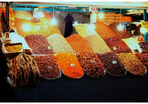 Chợ Jemaa el-Fnaa, Marrakech - thành phố Đỏ của Morocco, bày bán hàng loạt hương liệu, gia vị với đủ sắc độ. Nơi đây còn là bối cảnh của những câu chuyện cổ tích Ả Rập "nghìn lẻ một đêm" đầy kỳ bí và lý thú. 7-7881-1421053902.jpg