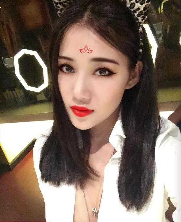 Hot girl Milan Phạm gọi mình là Võ Tắc Hơi gợi cảm. Hot girl Milan Phạmhóa thân thành Võ Tắc Hơi gợi cảm. Đi kèm với những bức ảnh là những bình luận ảnh đậm chất cổ trang như: bổn cung, trẫm, tài nhân, tiệp dư... hay hồi cung, xuất giá...