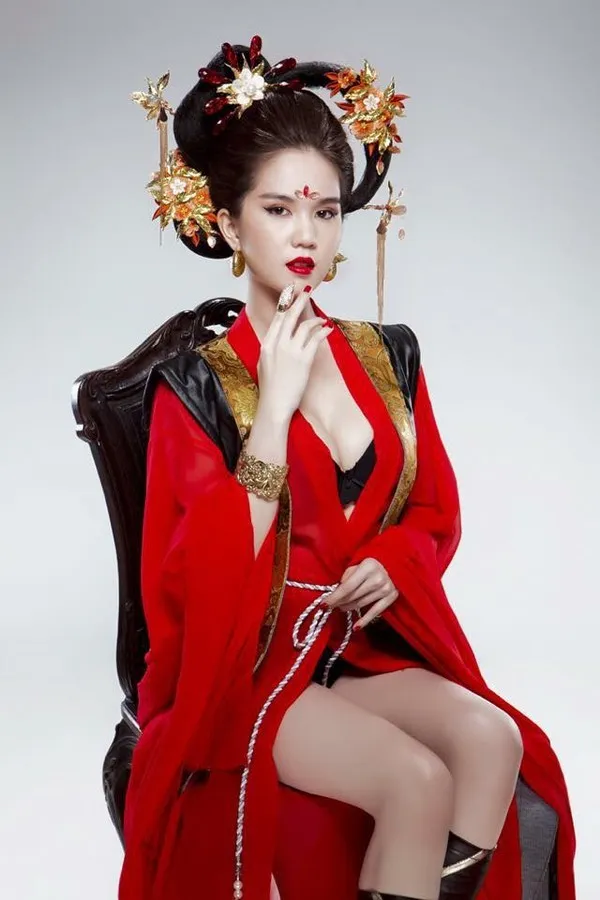 Ngọc Trinh trở thành chủ đề bàn luận của dư luận khi hóa thân thành Võ Tắc Thiên 2014 phiên bản ... nội y. Những bộ ảnh gây tranh cãi khiến mỹ nhân Việt lao đao