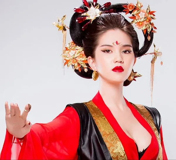 Tạo hình của Ngọc Trinh trong bộ ảnh này theo hướng sexy và không toát lên được cái thần thái của Võ Mị Nương nổi tiếng Trung Hoa. Những bộ ảnh gây tranh cãi khiến mỹ nhân Việt lao đao