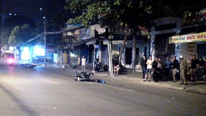 Hai xe máy tông nhau khiến hai người bị thương nặng tại giao lộ Gò Dầu – Nguyễn Súy - Ảnh : Đại Việt