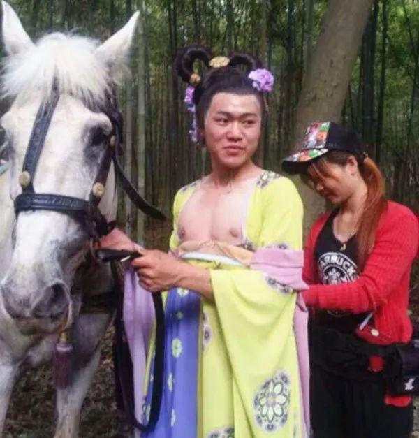 Đây chính là dung nhan của người đóng thế cho Võ Tắc Thiên ở những phân đoạn nguy hiểm. Nhiều fan đã không khỏi bật cười khi thấy tấm ảnh này.