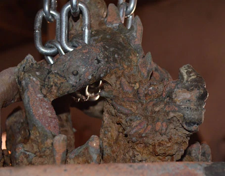 Quai của chuông là hình hai con rồng, bốn chân chụm vào nhau giống hình búp sen.