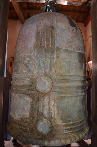 Quai của chuông là hình hai con rồng, bốn chân chụm vào nhau giống hình búp sen.