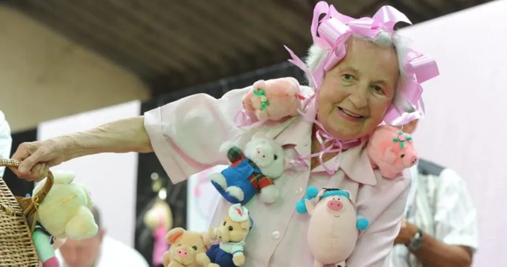 Người chơi trong trang phục hóa trang của lợn