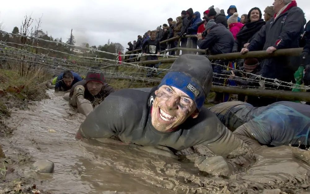 Một người chơi đang gắng sức vượt khỏi đầm lầy