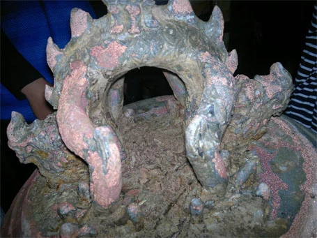 Quai của chuông là hình hai con rồng, bốn chân chụm vào nhau giống hình búp sen.