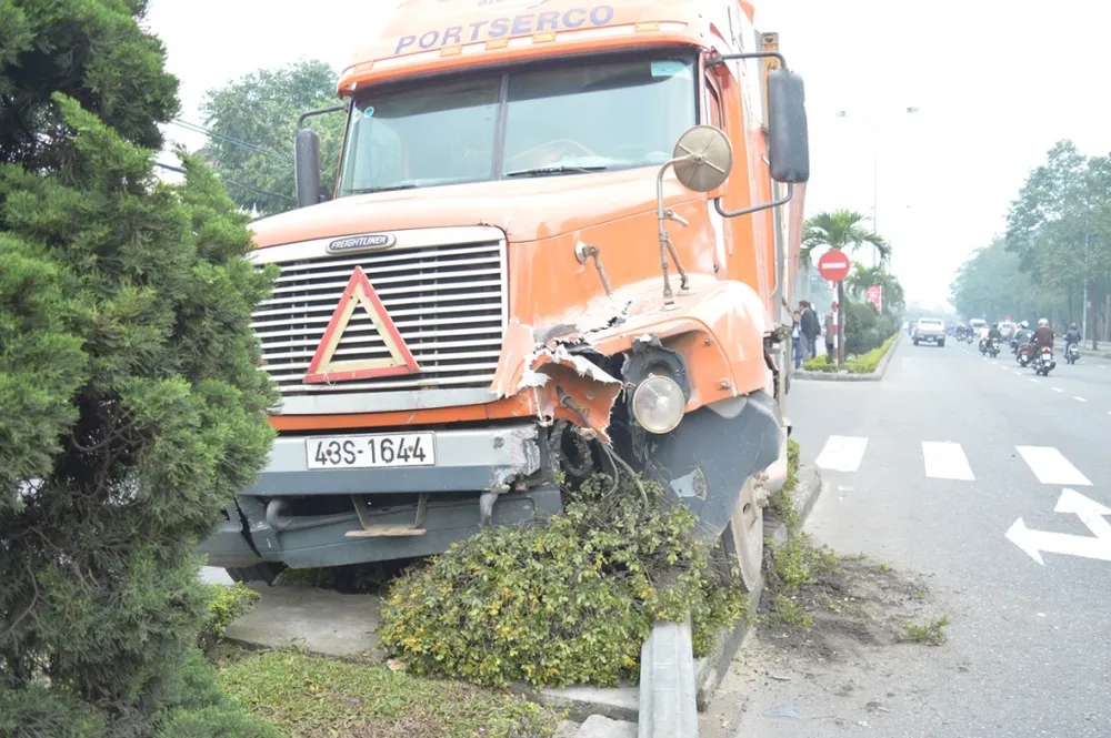 Vụ tai nạn làm xe 43S-1644 mất lái, lao qua dải phân cách