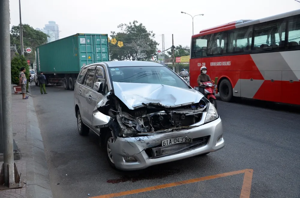 Chiếc ô tô 7 chỗ bị hư hỏng phần đầu