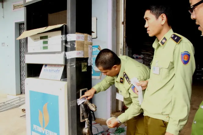 Sáng 24-12-2015, đoàn kiểm tra liên ngành số 30 của tỉnh Đắk Lắk mật phục bắt quả tang Cửa hàng bán lẻ xăng dầu Tám Hòa (địa chỉ thôn 8, xã Ea Kpam, huyện Cư M’gar) gắn chíp điện tử ăn bớt xăng của khách hàng. Ảnh: YẾN THANH