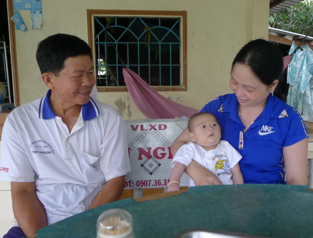 Bé Quốc Huy càng lớn càng kháu khỉnh