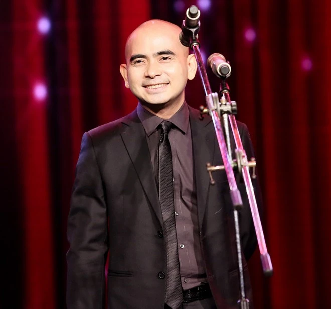 Mở màn lễ trao giải, nhạc sĩ Đức Trí đã đại diện cho Hội đồng thẩm định xuất hiện trên sân khấu để tổng kết Bài hát Việt 2014 và chúc mừng sinh nhật chương trình tròn 10 năm tuổi.