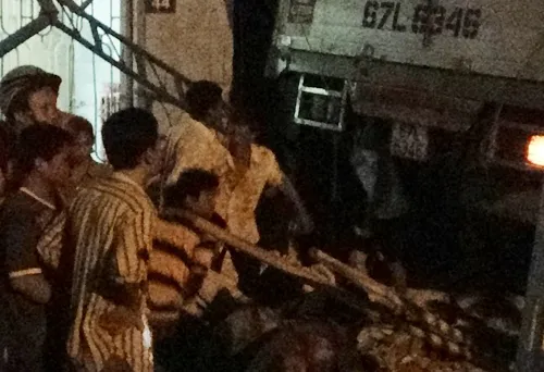 Nâng bánh xe tải tìm người bị nạn. Ảnh:Lộc Hà tai-nan-2-7472-1422374162.jpg