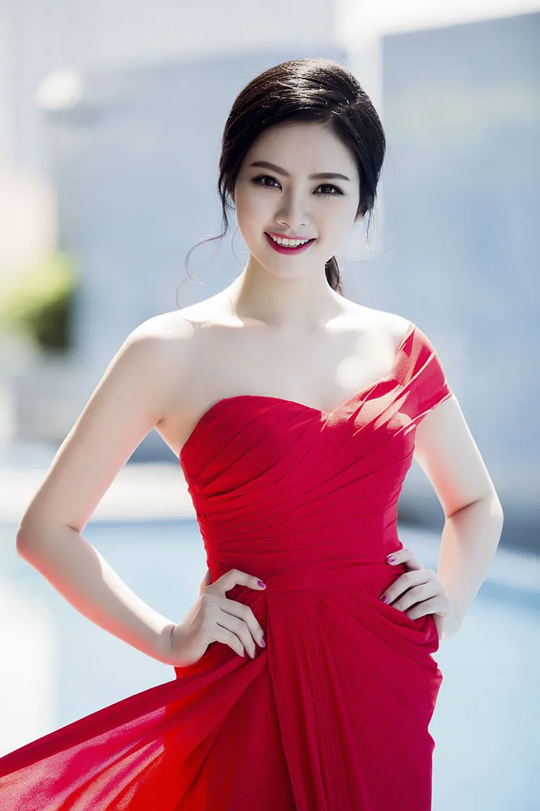 Hoa hậu Ngọc Anh rực rỡ với váy đỏ gợi cảm ảnh 1
