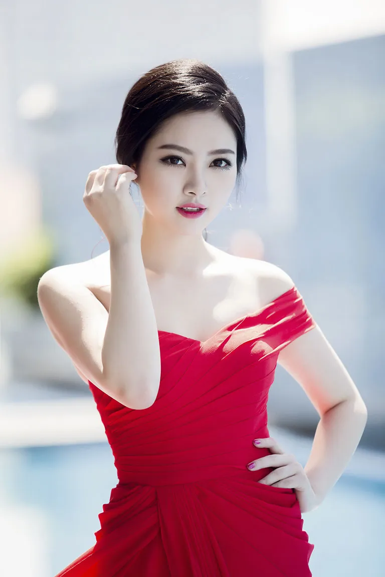 Hoa hậu Ngọc Anh rực rỡ với váy đỏ gợi cảm ảnh 2 Hoa hậu Ngọc Anh rực rỡ với váy đỏ gợi cảm ảnh 2