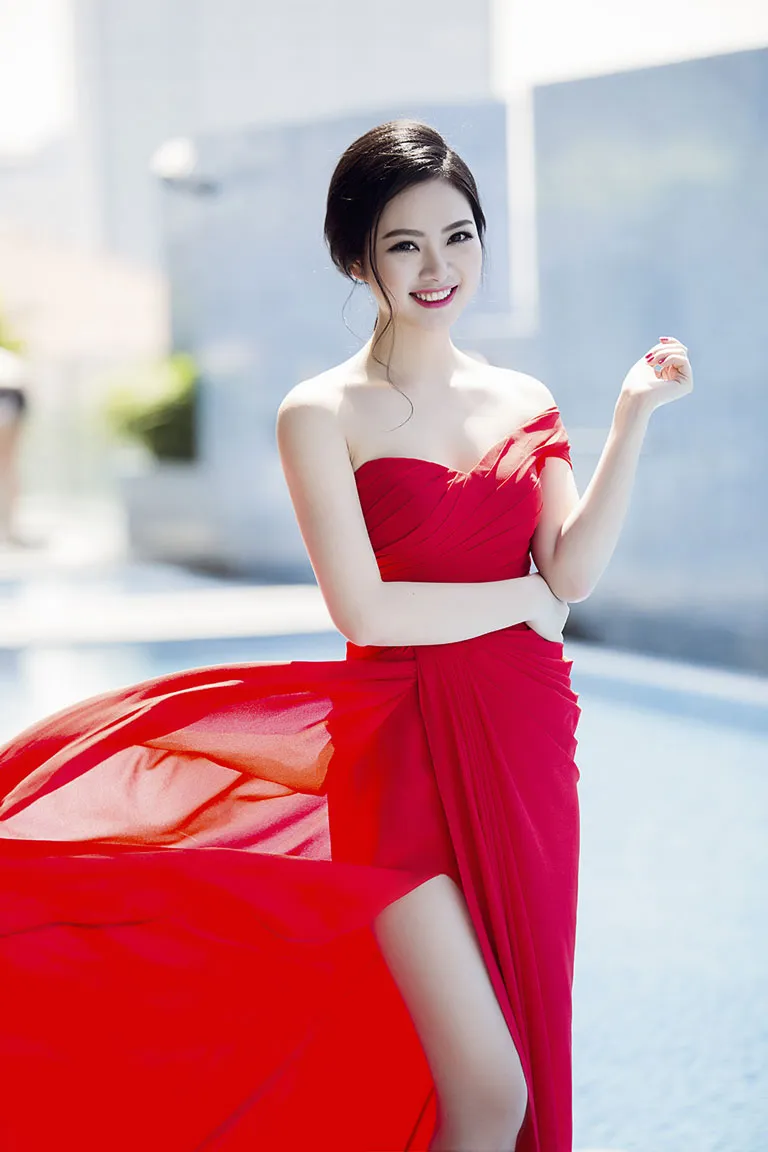 Hoa hậu Ngọc Anh rực rỡ với váy đỏ gợi cảm ảnh 5