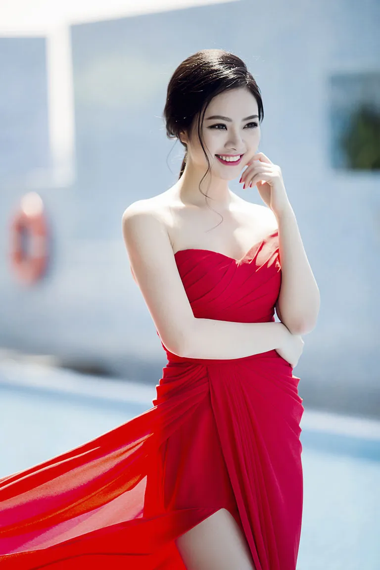 Hoa hậu Ngọc Anh rực rỡ với váy đỏ gợi cảm ảnh 6