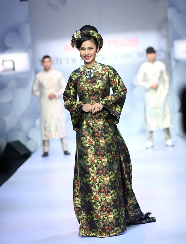 Việt Trinh lần đầu trình diễn thời trang ảnh 4