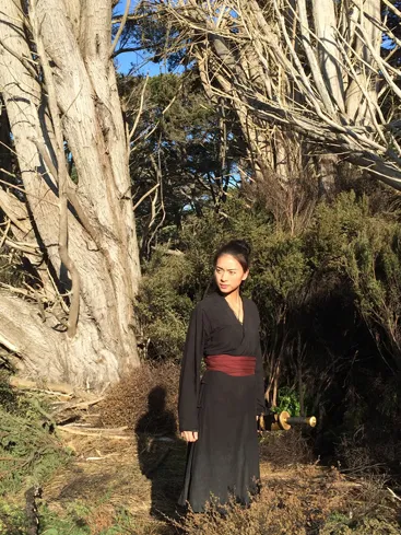 Ngô Thanh Vân chia sẻ, cơ duyên để cô tham gia bom tấn 'Ngọa hổ tàng lòng 2' là nhờ mối quan hệ với hãng The Weinstein, đơn vị sản xuất bộ phim. Đây là hãng mua bản quyền 'Dòng máu anh hùng' mà cô đóng vai chính và phát hành tại thị trường Bắc Mỹ, Australia, Anh. Khi khởi động dự án về 'Ngọa hổ tàng long 2', hãng đã mời Charlie Nguyễn, Ngô Thanh Vân tham gia, trong đó Charlie đảm nhận vai trò chỉ đạo võ thuật cảnh quay của cascadeur, còn 'đả nữ' được giao một vai phụ - nữ sát thủ Mantis trong tuyến nhân vật phản diện.