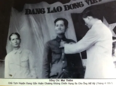 Gần chục năm xa cách vì chiến tranh, 5 cha con bất ngờ gặp nhau tại Hà Nội