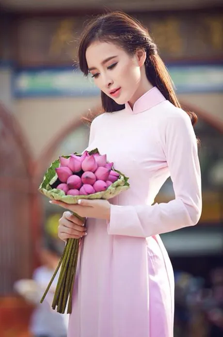 Trong trang phục áo dài màu hồng phấn, Angela Phương Trinh trở nên quyến rũ hơn