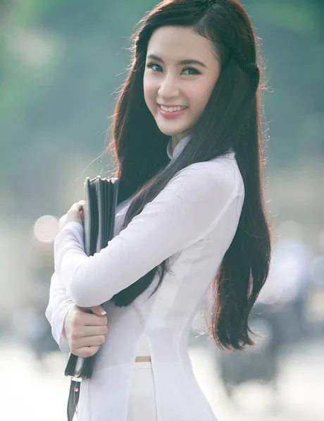 Nhưng khi khoác lên mình tà áo dài trắng, cô lại mang vẻ đẹp tinh khôi