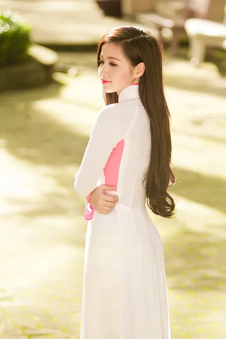 Trang phục truyền thống tôn lên đường cong cơ thể tuyệt đẹp của Tâm Tít