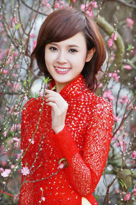 Rạng rỡ trong trang phục áo dài đỏ