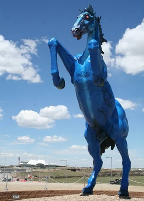 Khi đến với sân bay quốc tế Denver, nhiều du khách sẽ có cơ hội chạm mặt chú ngựa El Mesteño cao 8m với đôi mắt màu xanh rực lửa. 4-3430-1423192752.jpg